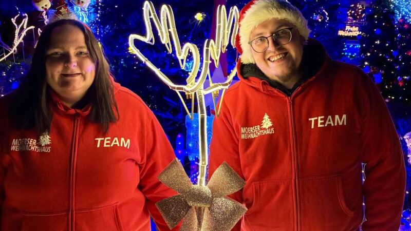 Weihnachtsfans in Moers: So viele Lichter leuchten am Weihnachtshaus 2.0