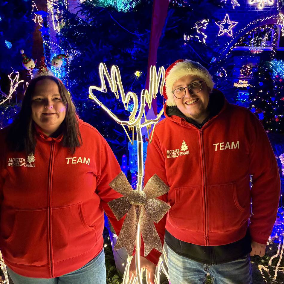 Weihnachtsfans in Moers: So viele Lichter leuchten am Weihnachtshaus 2.0