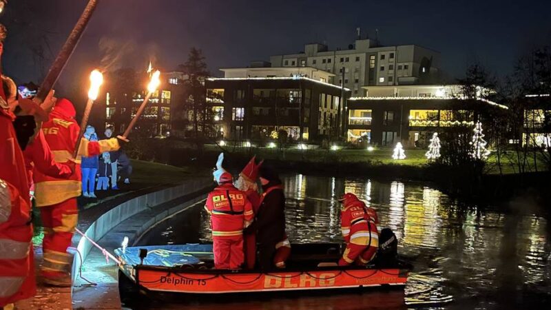 Weckmänner vom Heimatverein: Nikolaus kam über die Niers zu den Gocher Kindern