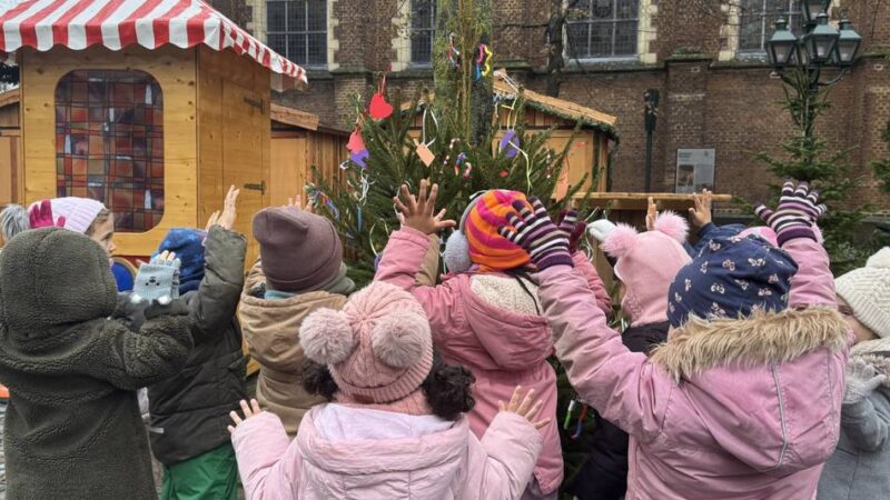 Kitas in Kevelaer machten mit: Kinder schmücken Tannenbäume für den Krippenmarkt