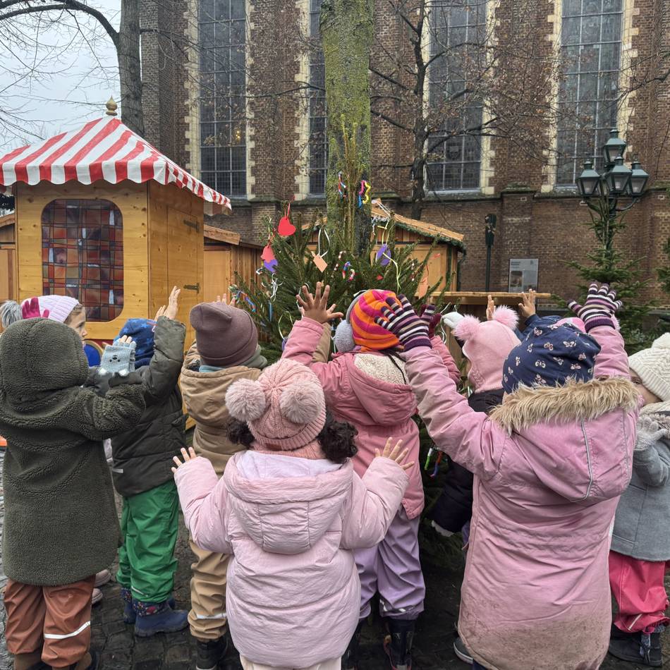 Kitas in Kevelaer machten mit: Kinder schmücken Tannenbäume für den Krippenmarkt