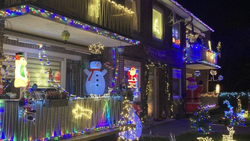 Geschmücktes Mehrfamilienhaus in Wesel: „Wir sind alle irgendwie ein bisschen verrückt nach dieser bunten Weihnachtsdeko“