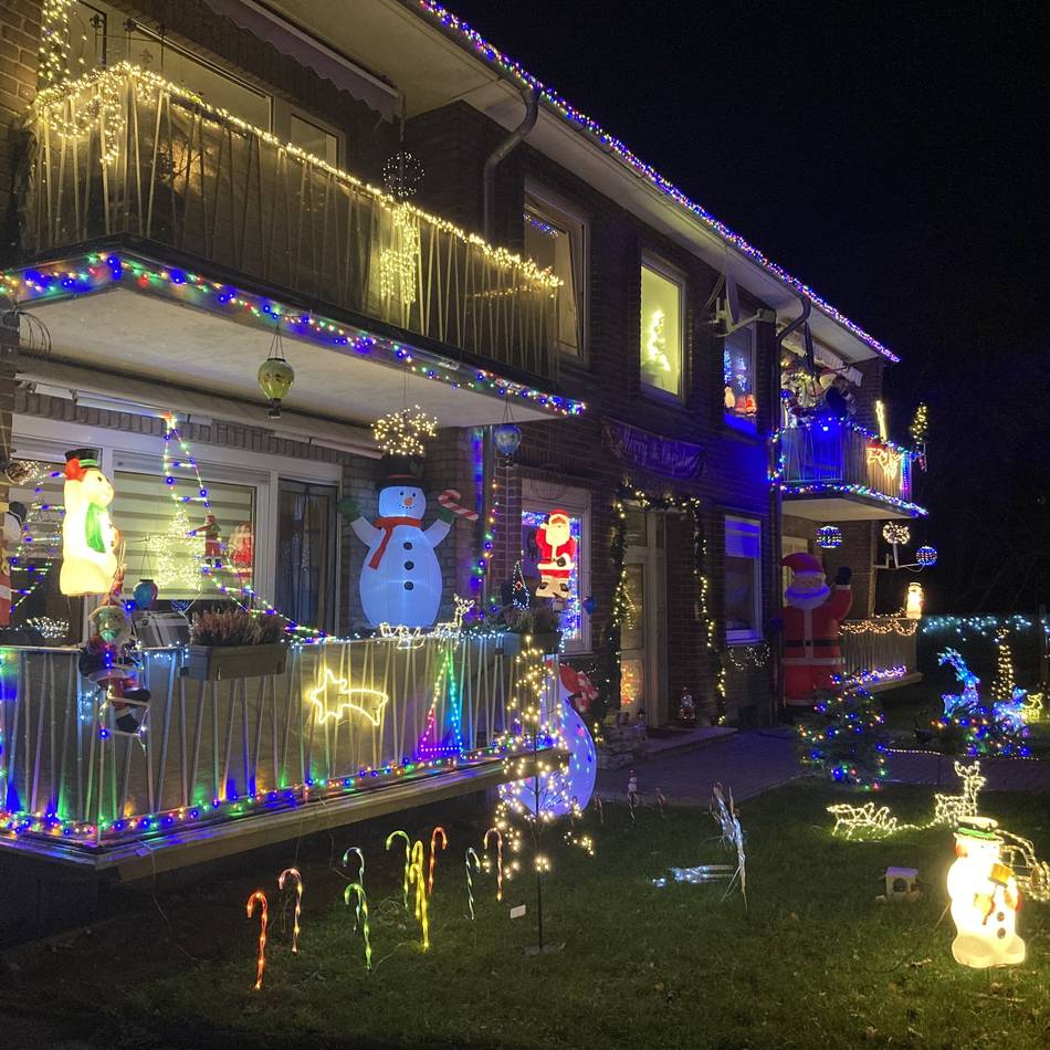 Geschmücktes Mehrfamilienhaus in Wesel: „Wir sind alle irgendwie ein bisschen verrückt nach dieser bunten Weihnachtsdeko“