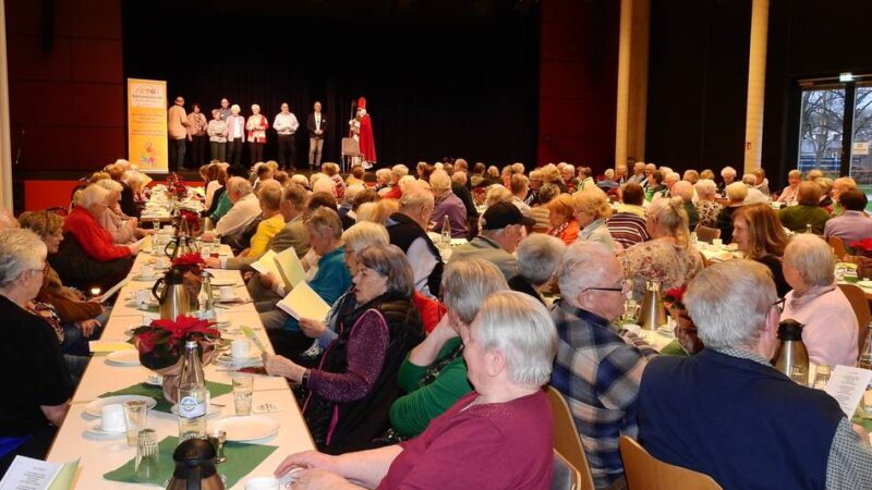 Bei Weckmann und Musik: Senioren in Weeze erlebten eine fröhliche Weihnachtsfeier