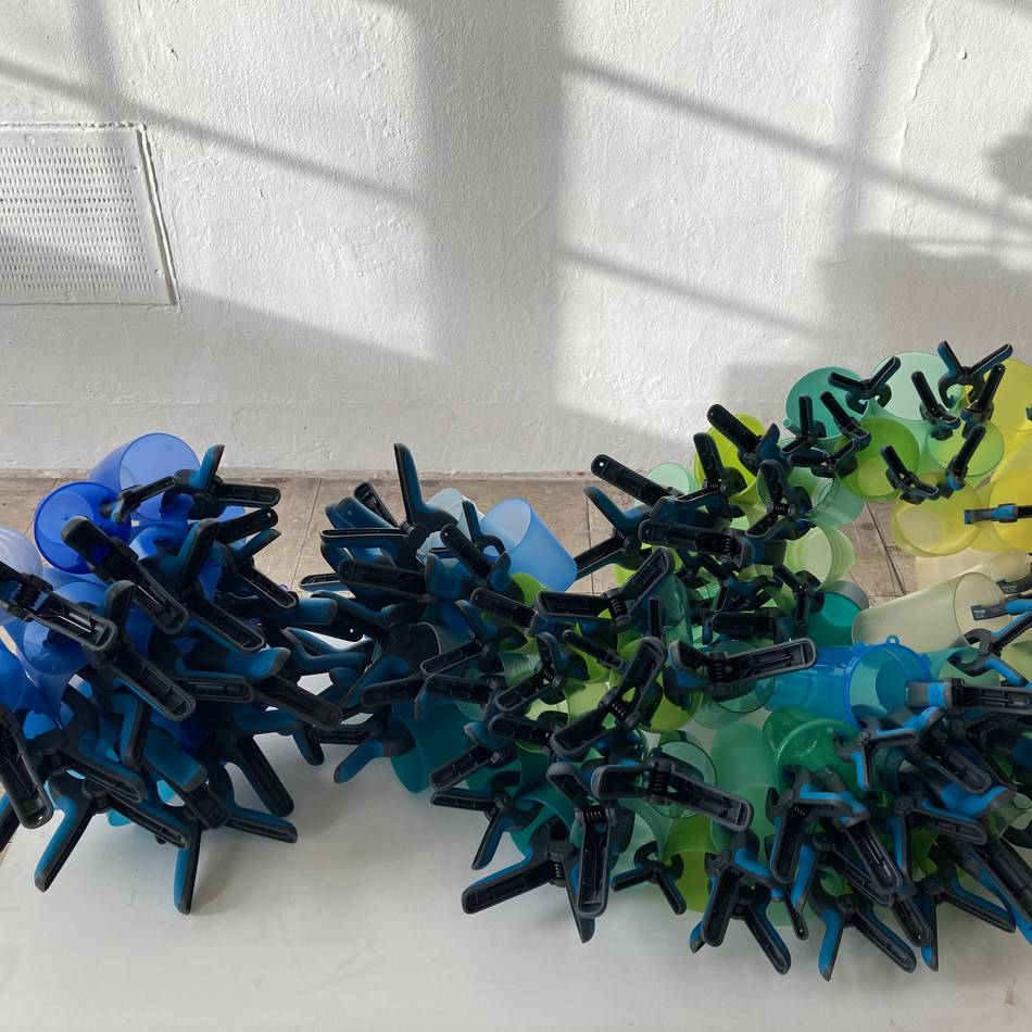 Im ArToll der LVR-Klinik: Wenn Plastikbecher zu Korallen werden