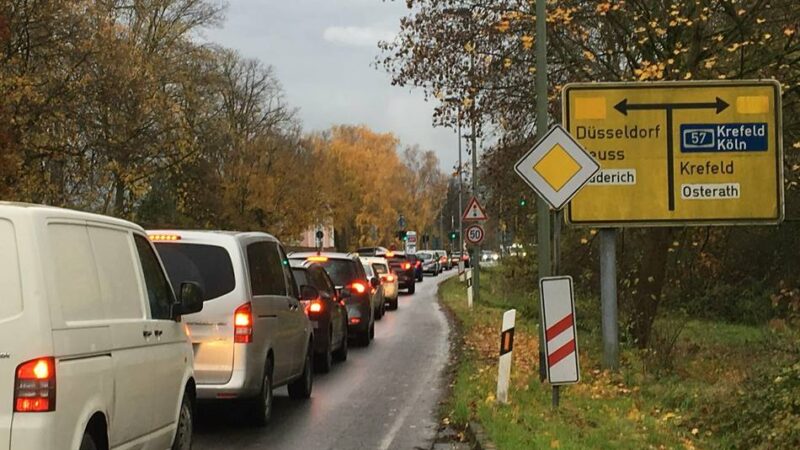 „Die Nerven der Autofahrer sind strapaziert“: Schon ab Donnerstag – Teilsperrung auf zentraler Verkehrsader in Meerbusch