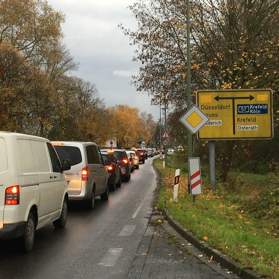 „Die Nerven der Autofahrer sind strapaziert“: Schon ab Donnerstag – Teilsperrung auf zentraler Verkehrsader in Meerbusch