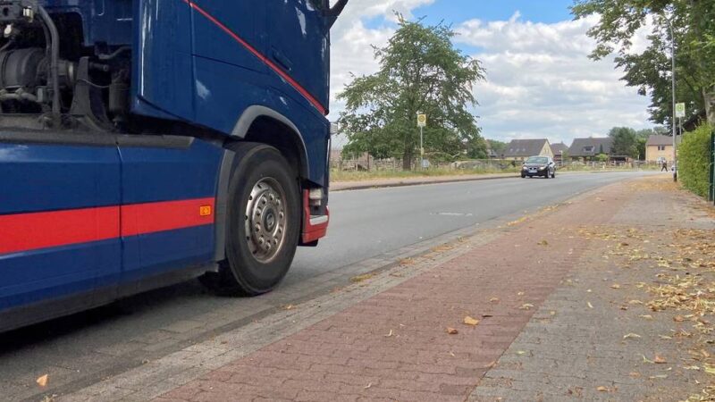 Stadt will mit Deichverband sprechen: Vynen beklagt Belastung durch Lkw-Verkehr für Deichbaustelle
