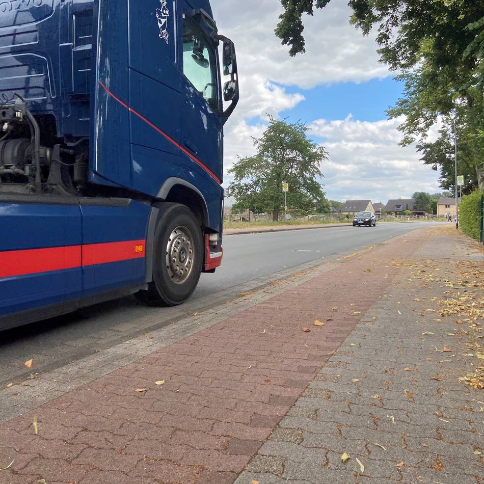 Stadt will mit Deichverband sprechen: Vynen beklagt Belastung durch Lkw-Verkehr für Deichbaustelle