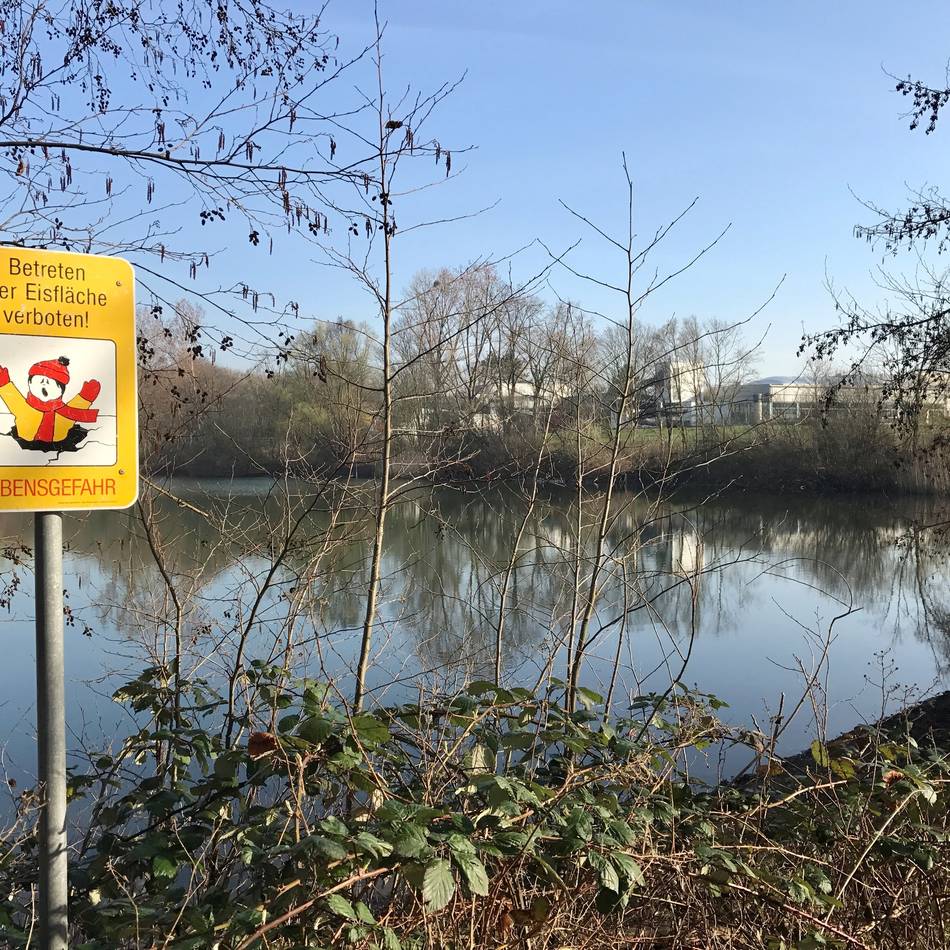 Akute Lebensgefahr: Neusser Feuerwehr warnt vor Betreten von Eisflächen