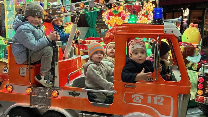 Mönchengladbachs Weihnachtsmarktattraktionen im Test: Wie Rodelrutsche, Kunststoffeisbahn und Karussell ankommen
