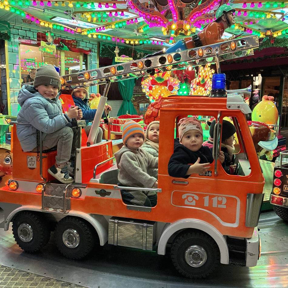 Mönchengladbachs Weihnachtsmarktattraktionen im Test: Wie Rodelrutsche, Kunststoffeisbahn und Karussell ankommen
