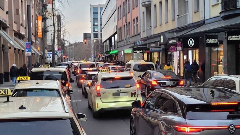 Volle Straßen in Düsseldorfer Innenstadt: Verkehr kollabiert in den letzten Tagen vor Weihnachten