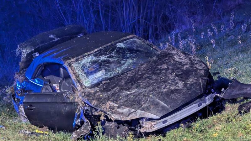 Auto prallt gegen Baum: Schwerer Unfall in Erkelenz in der Nacht zu Sonntag