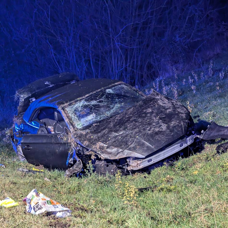 Auto prallt gegen Baum: Schwerer Unfall in Erkelenz in der Nacht zu Sonntag