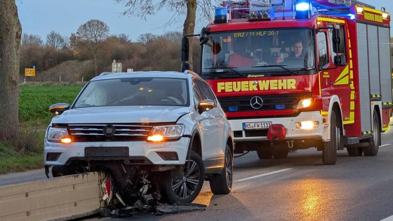 Unfall in Erkelenz: Auto verkeilt sich auf Mittelleitplanke
