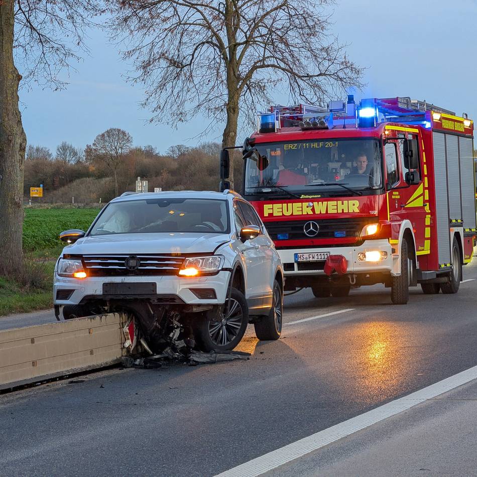 Unfall in Erkelenz: Auto verkeilt sich auf Mittelleitplanke