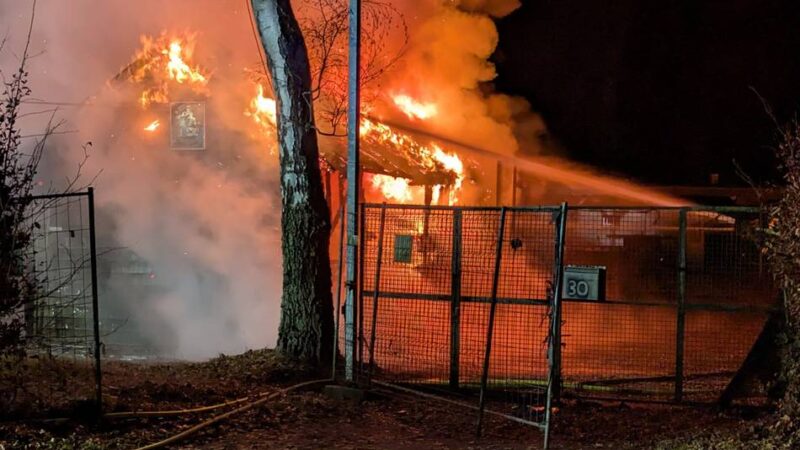 „Wir haben noch Glück gehabt“: Hütte von Motorradclub in Erkelenz brennt aus