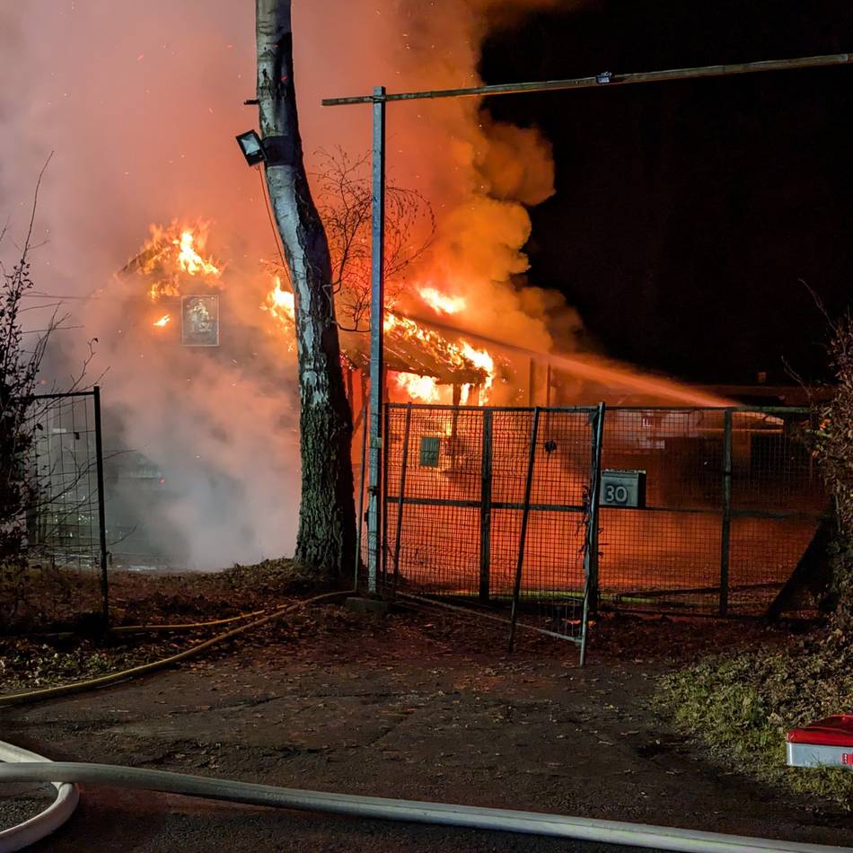 „Wir haben noch Glück gehabt“: Hütte von Motorradclub in Erkelenz brennt aus