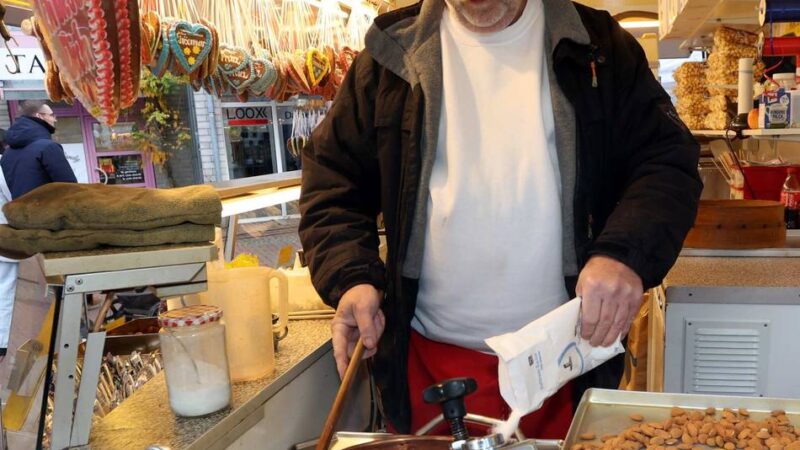 Leckerei auf Adventsmärkten in Leverkusen: Gebrannte Mandeln – auf den Preis ist vorerst Verlass