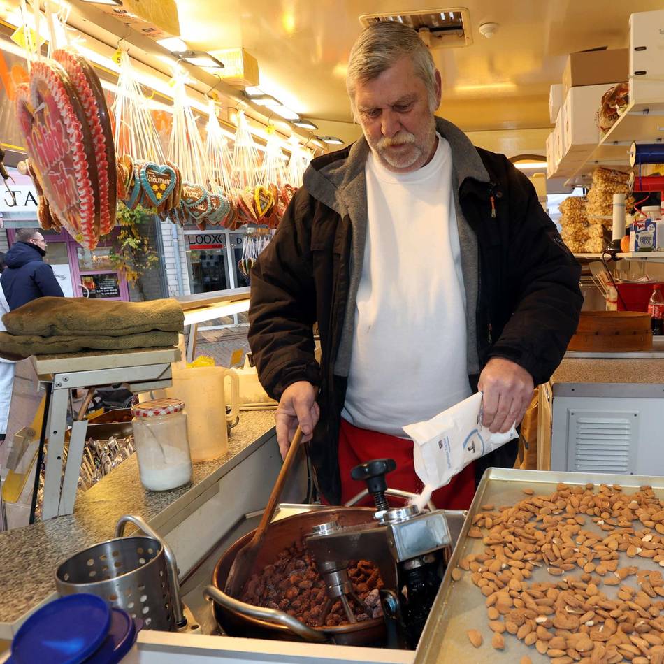Leckerei auf Adventsmärkten in Leverkusen: Gebrannte Mandeln – auf den Preis ist vorerst Verlass