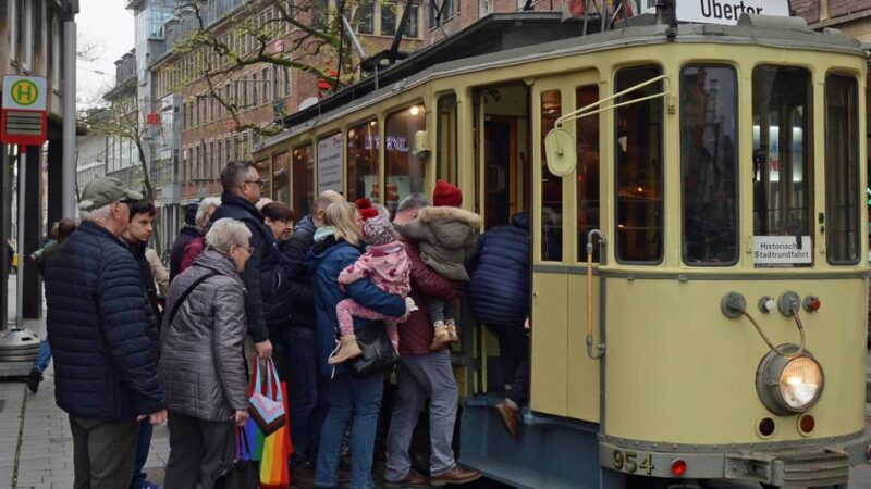 Historische Straßenbahn in Neuss: Auf Abschiedsfahrt durch die Innenstadt