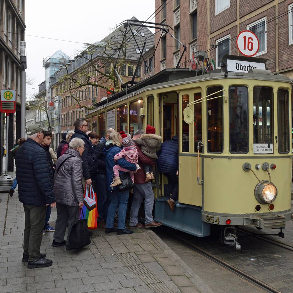 Historische Straßenbahn in Neuss: Auf Abschiedsfahrt durch die Innenstadt
