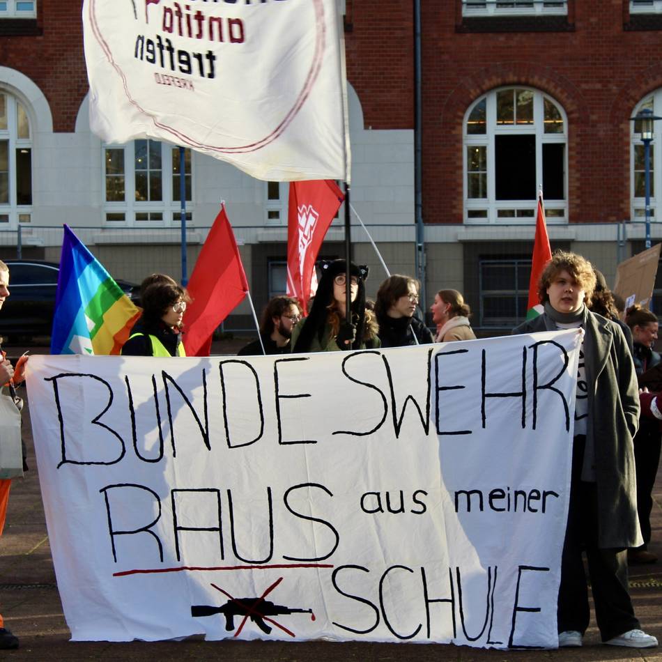 Demo in Krefeld: „Bundeswehr raus aus meiner Schule“