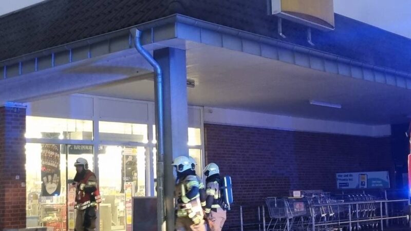 Fahrzeug im Ladebereich in Flammen: Großeinsatz der Feuerwehr – Brand in Discounter