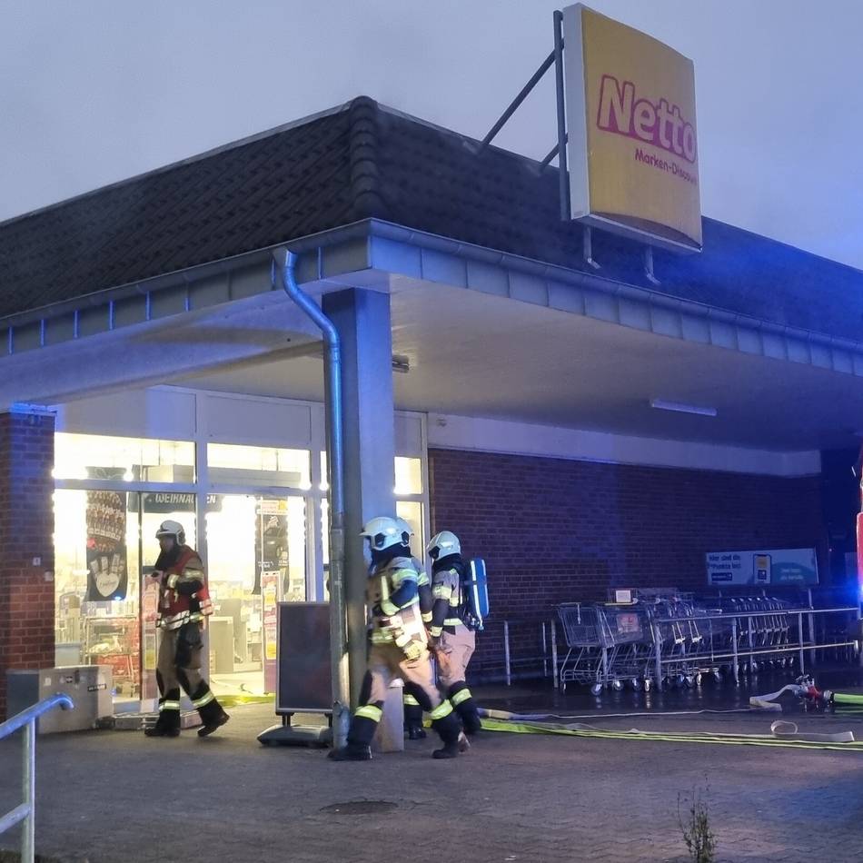 Fahrzeug im Ladebereich in Flammen: Großeinsatz der Feuerwehr – Brand in Discounter