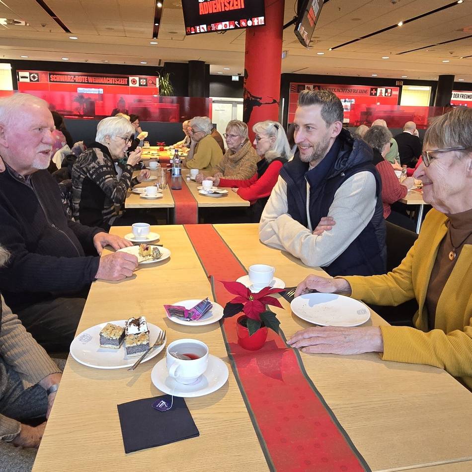 Dank an Ehrenamtler in Leverkusen: Kaffee, Kuchen, Kießling