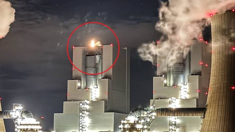 Schon kilometerweit entfernt zu sehen: Der höchste Weihnachtsbaum von Grevenbroich strahlt auf Block „Gustav“