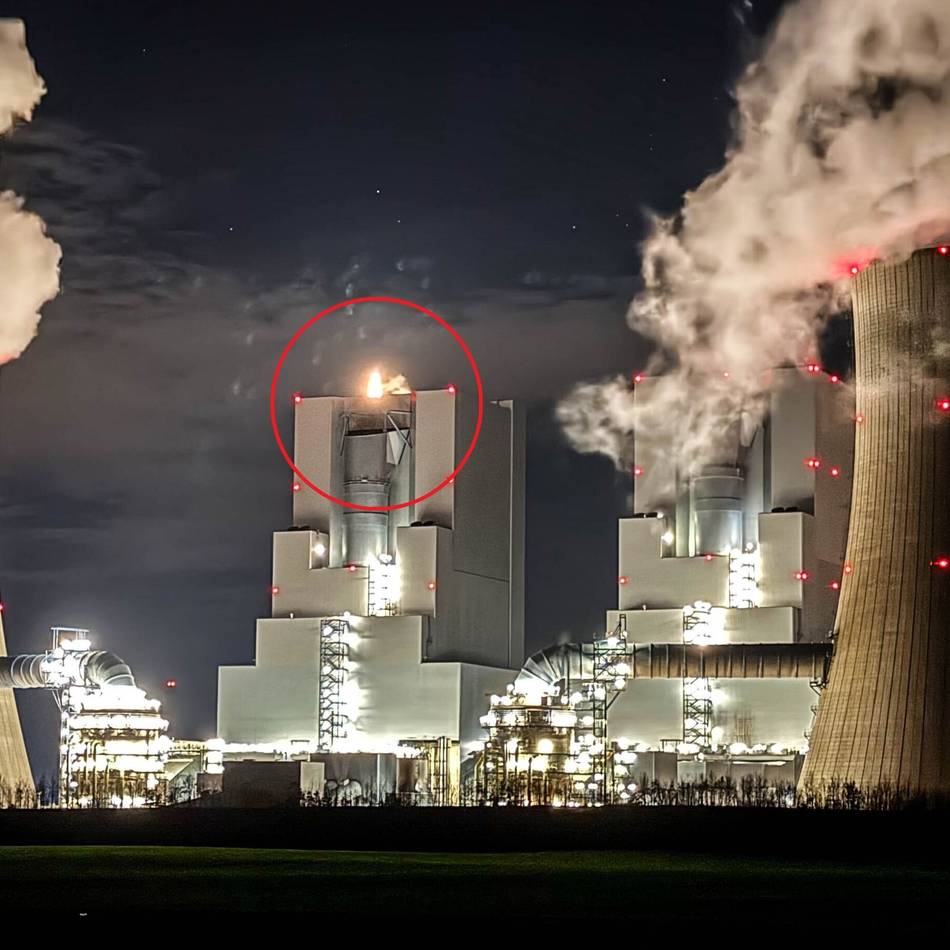 Schon kilometerweit entfernt zu sehen: Der höchste Weihnachtsbaum von Grevenbroich strahlt auf Block „Gustav“