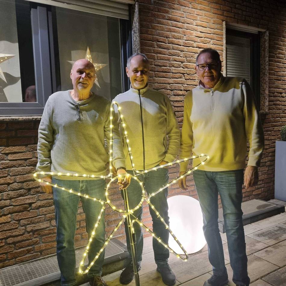 Zauberhafte Deko in Jüchen: Wie die leuchtenden Weihnachtssterne nach Gierath/Gubberath kamen