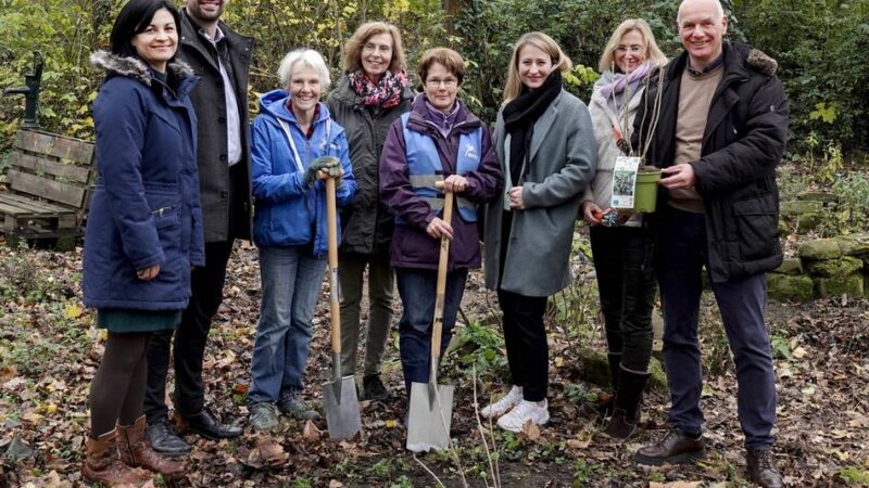 Auf der „Zauberwiese“ in Vorst: Nabu-Ortsgruppe schenkt der Stadt einen Apfelbaum