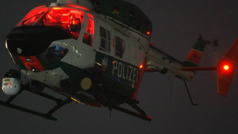 Spektakulärer Einsatz in Neuss: Polizei sucht mit Hubschrauber nach Einbrechern