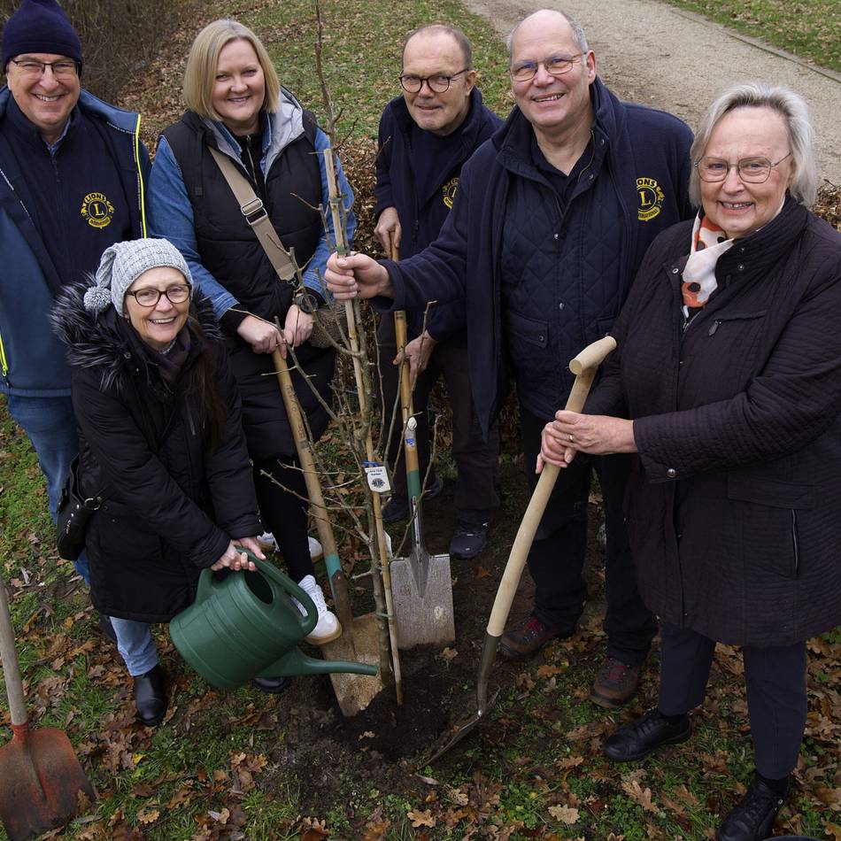 Klimaschutz-Wettbewerb: Xantens Lions pflanzen Baum und fordern Round Table und Leos heraus