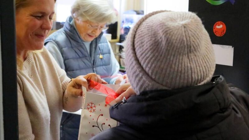Lebensmittelausgabe bei der Rheinberger Tafel: Viel Gewusel zwischen Paprika und Paketen