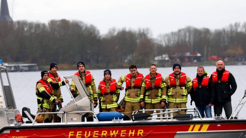 Einsatzfähigkeit auf Rhein und Seen: Xantener Feuerwehrleute machen Bootsführerschein