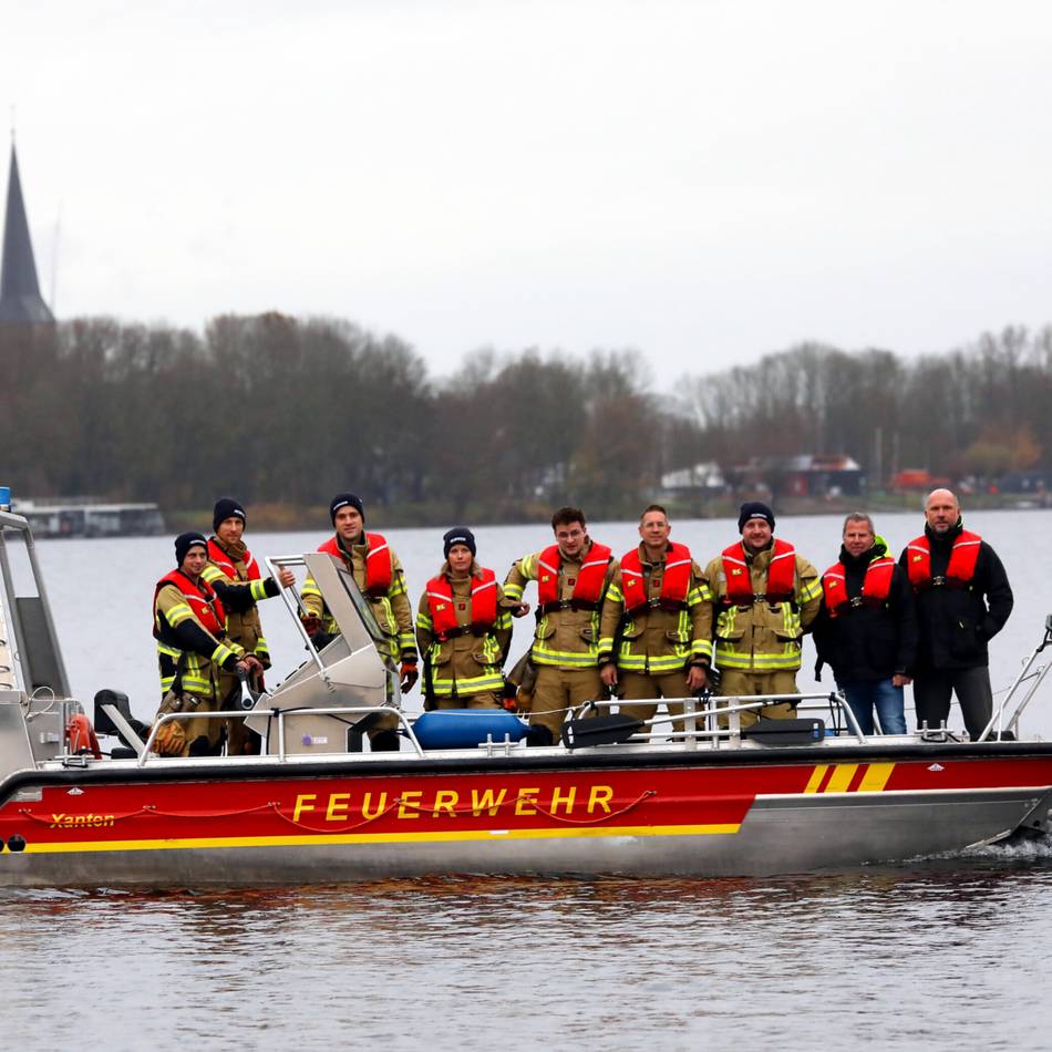 Einsatzfähigkeit auf Rhein und Seen: Xantener Feuerwehrleute machen Bootsführerschein