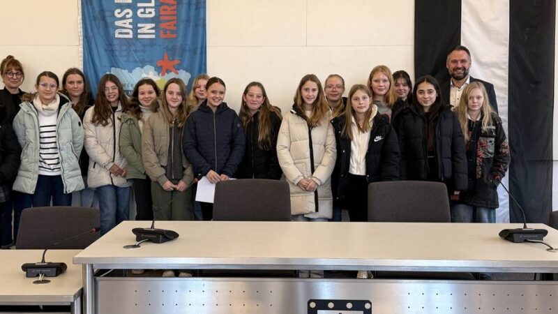 Besuch in Xantens Rathaus: Bürgermeister beantwortet Fragen von Marienschülerinnen