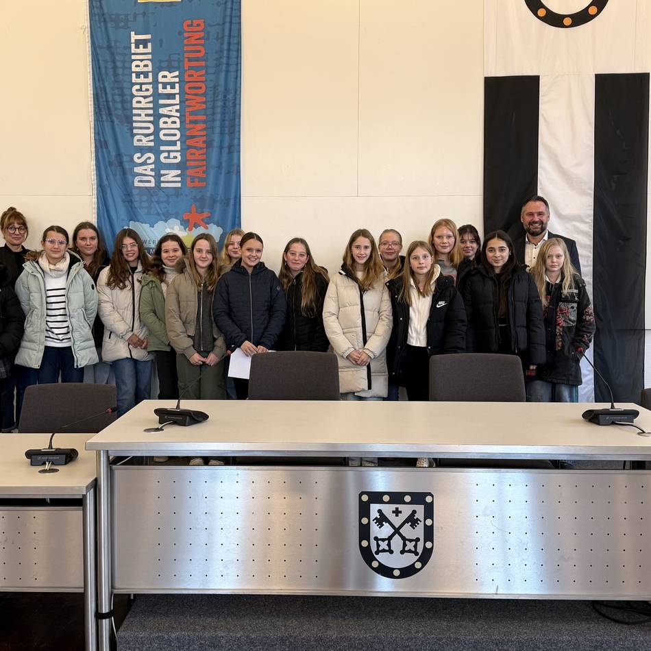 Besuch in Xantens Rathaus: Bürgermeister beantwortet Fragen von Marienschülerinnen