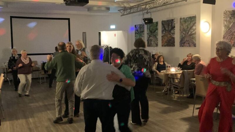 Seniorennetzwerk in Hückeswagen: „Ü-60-Tanzparty“ sorgt für Stimmung pur im Kultur-Haus Zach