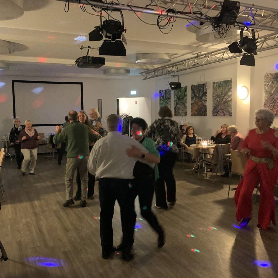 Seniorennetzwerk in Hückeswagen: „Ü-60-Tanzparty“ sorgt für Stimmung pur im Kultur-Haus Zach