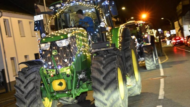 Lichterfahrt durch Mönchengladbach: Leuchtende Traktoren sorgen für Weihnachtsstimmung