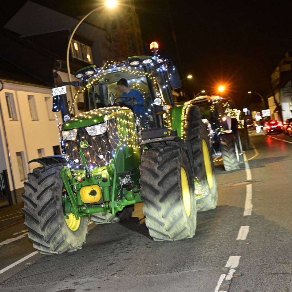 Lichterfahrt durch Mönchengladbach: Leuchtende Traktoren sorgen für Weihnachtsstimmung
