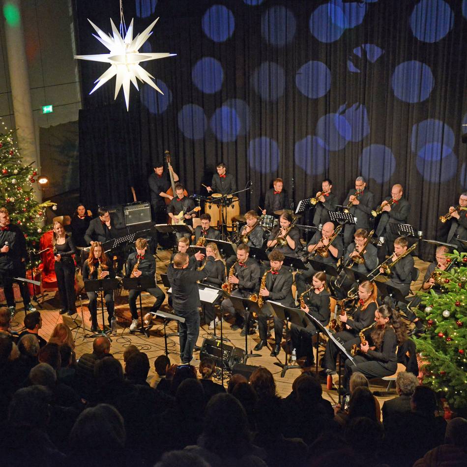 Konzert im Gymnasium: Bigband führt mit Swing in die Weihnachtszeit