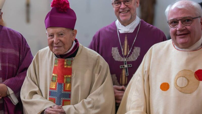 „Du bist ein echter Hirte“ : Theo Hoffacker feiert 75-jähriges Priesterjubiläum