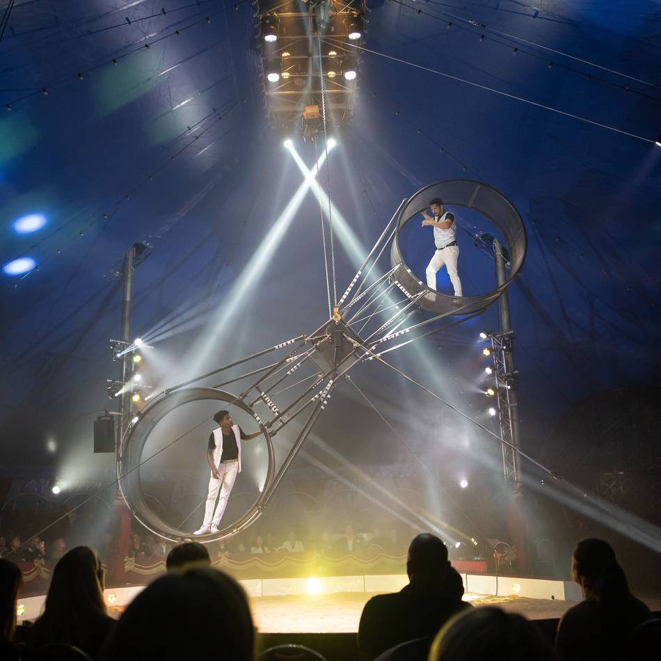 Neusser Weihnachtszirkus feiert Vorpremiere: Von Todesrädern und Manegen-Poesie