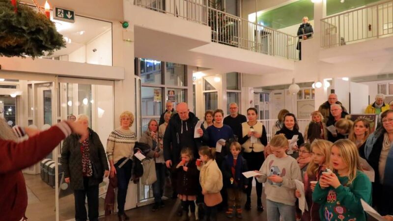 Aktion der Kirchengemeinde im Stadthaus: Singend auf das Weihnachtsfest eingestimmt